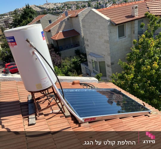 דוד שמש וקולטים על גג רעפים אדום